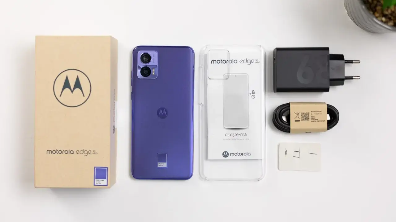 Motorola Edge 30 Neo w kolorze fioletowym z akcesoriami: pudełko, ładowarka, kabel, etui.