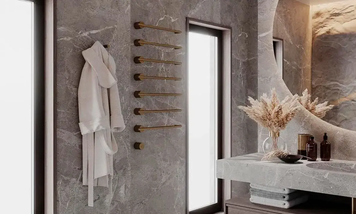 Elegantes azulejos de baño pequeño con un albornoz colgado y un toallero dorado.
