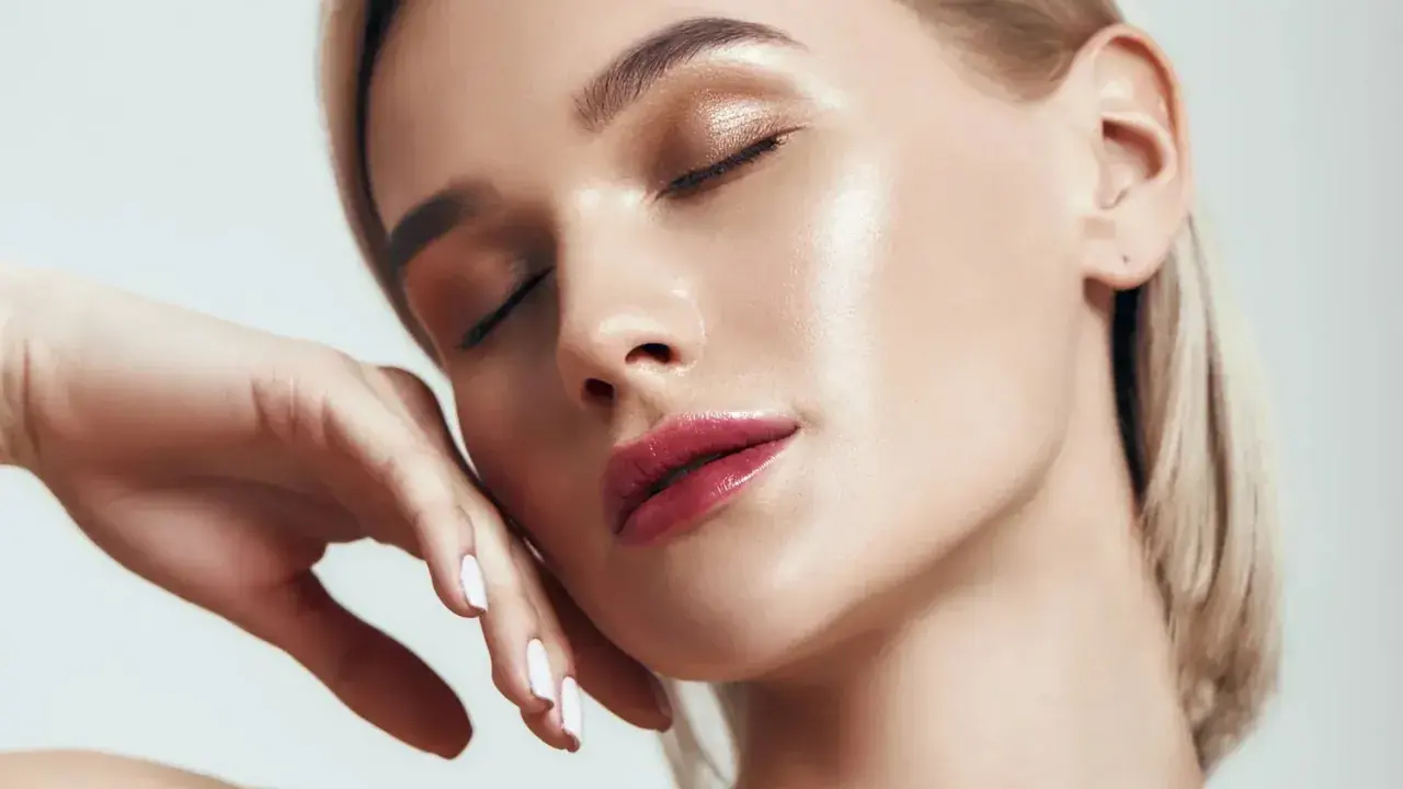 Piel radiante y labios jugosos, un lienzo perfecto para la preparación de la piel antes del maquillaje.
