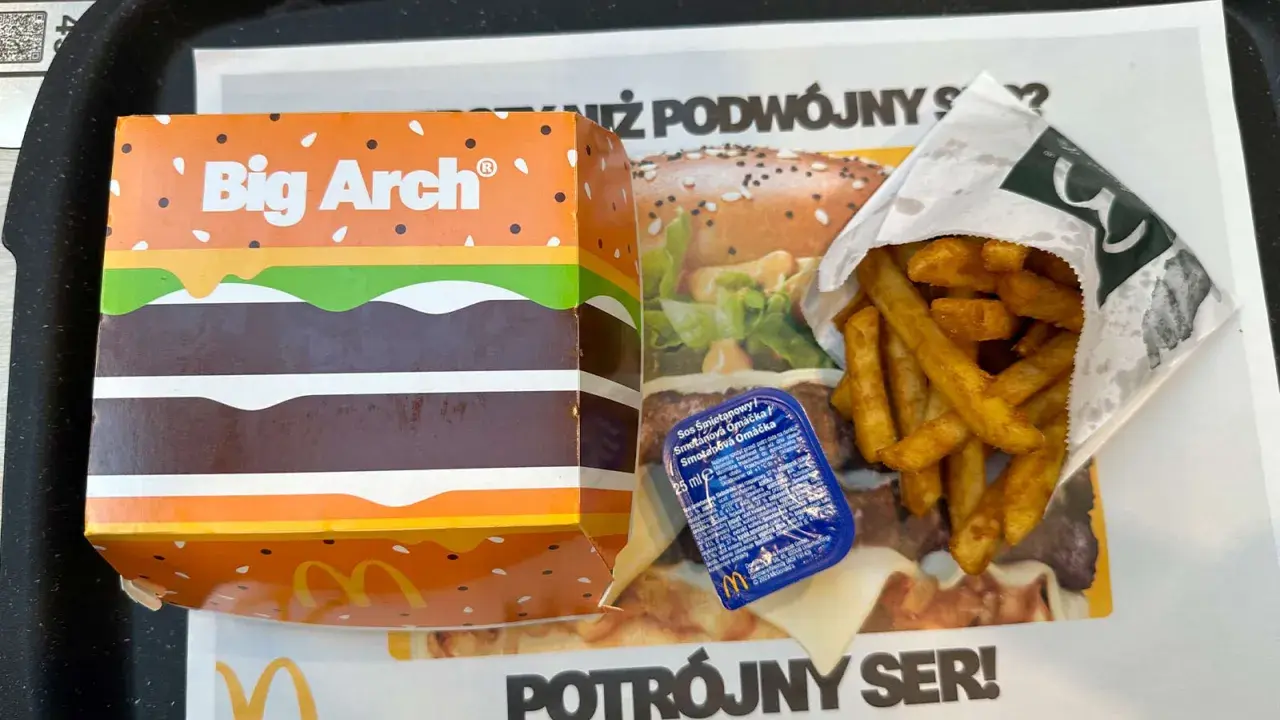 Pudełko Big Arch, frytki i sos. Zastanawiasz się nad big mac kalorie? To zestaw dla głodnych!