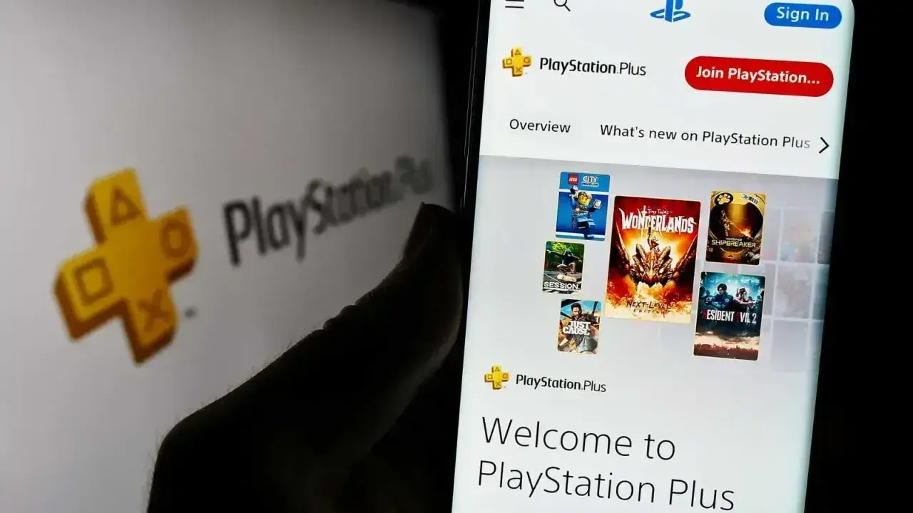 Telefon wyświetla stronę PlayStation Plus z grami. Obok logo PlayStation Plus.