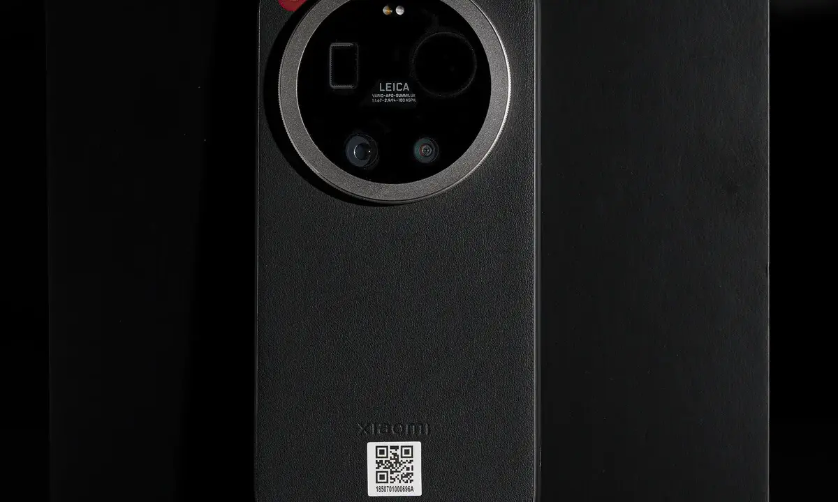 Teléfono Xiaomi con módulo de cámara Leica. Diseño elegante en negro, con el logo de Leica y detalles de la cámara.