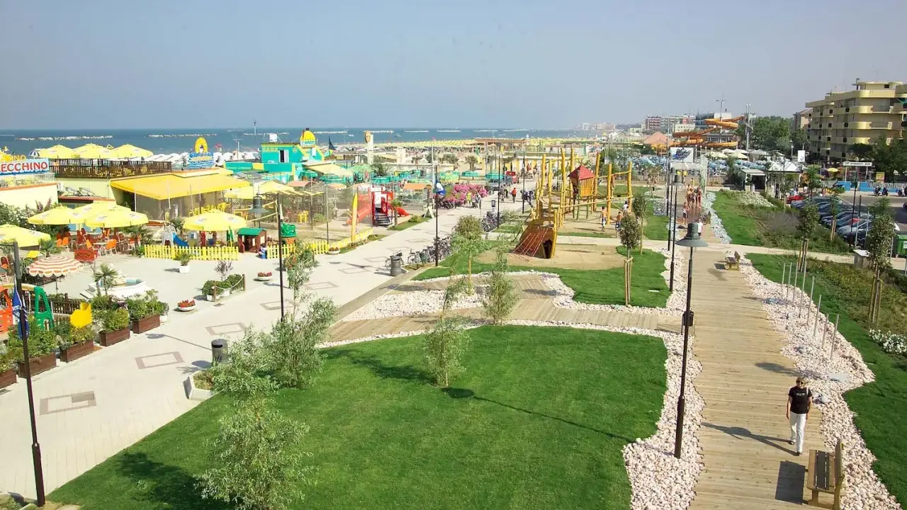 Un'area giochi e una passeggiata sul lungomare di Cesenatico, perfette per scoprire cosa fare a Cesenatico con i bambini.