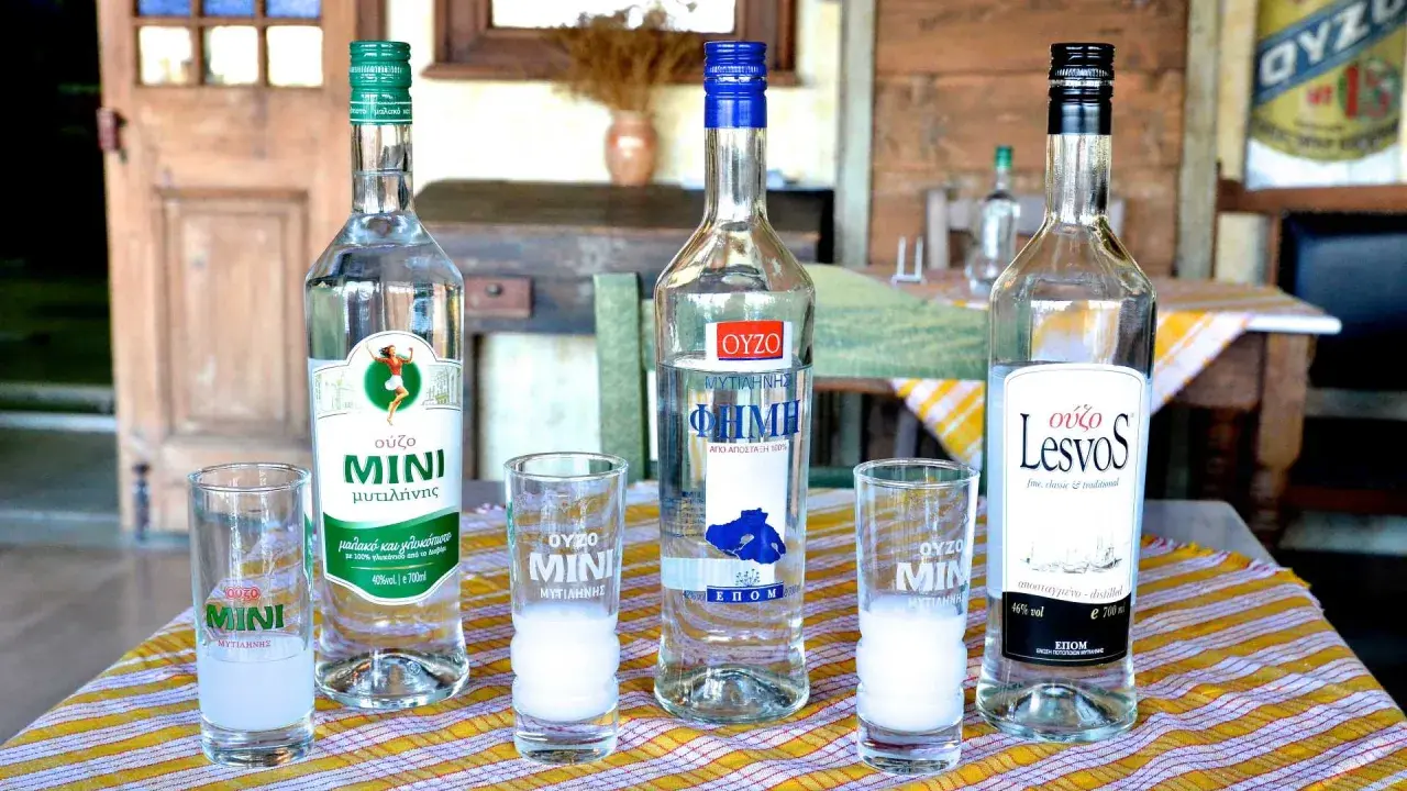 Drei Flaschen Ouzo stehen bereit für einen Vergleich. Raki vs. Ouzo – eine Frage des Geschmacks!