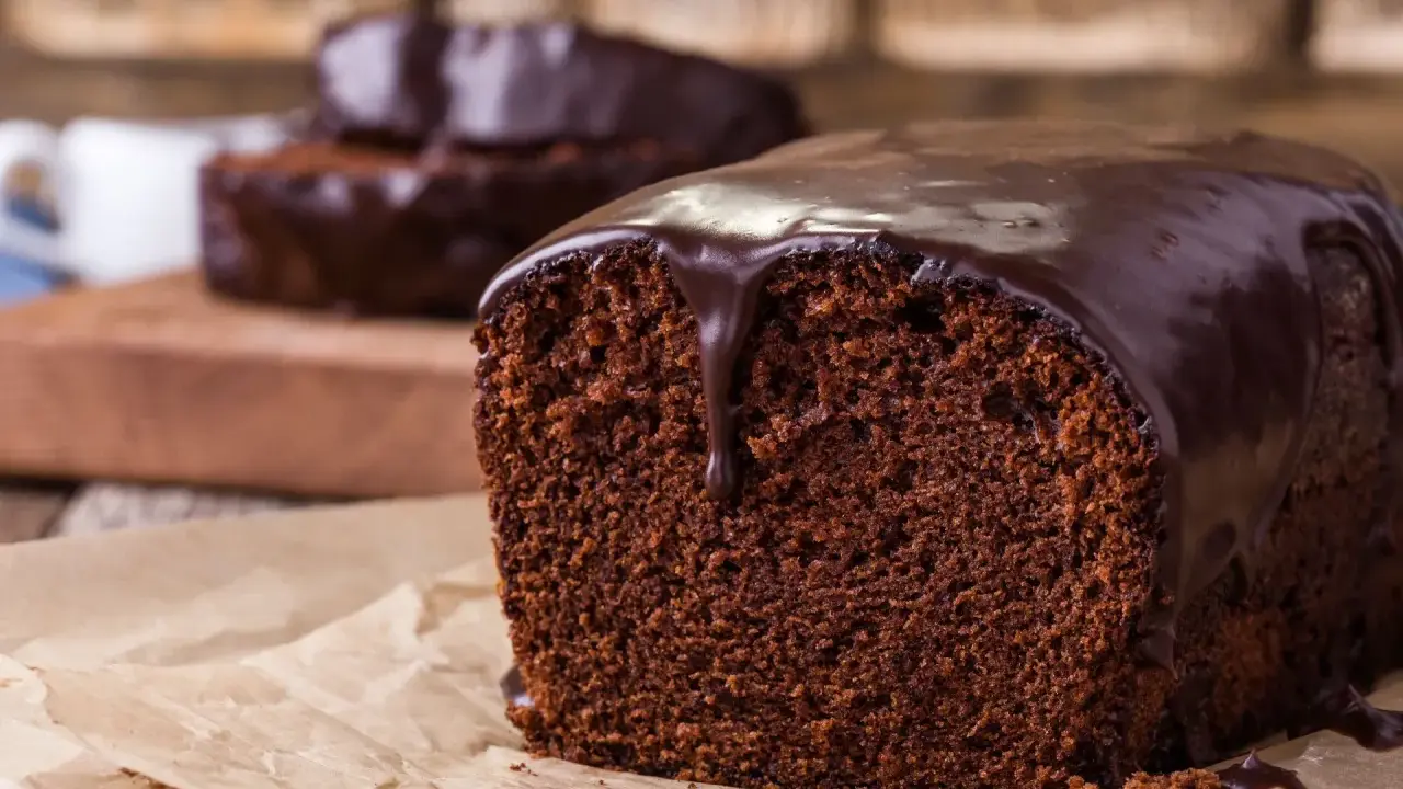 Wilgotna babka czekoladowa z polewą. Idealna na szybki deser, gdy masz ochotę na coś pysznego.