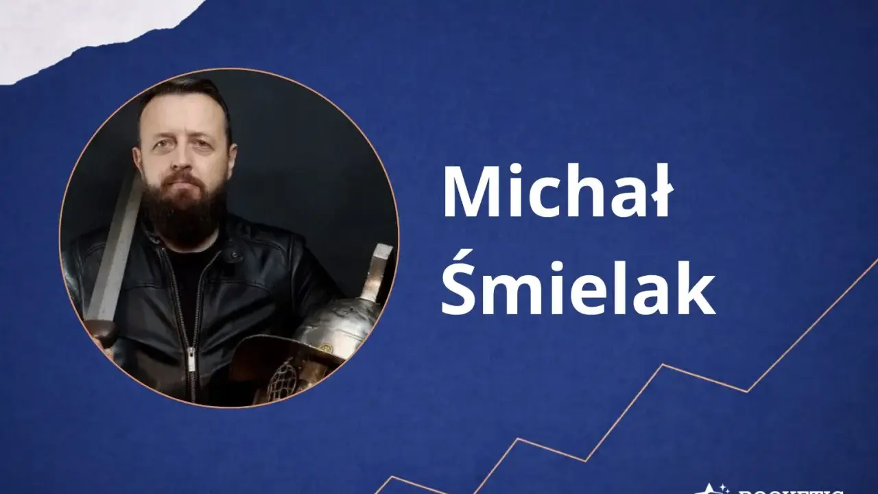 Michał Śmielak, autor książek o historii, prezentuje się z mieczem i hełmem. Kolejność jego publikacji czeka na odkrycie.