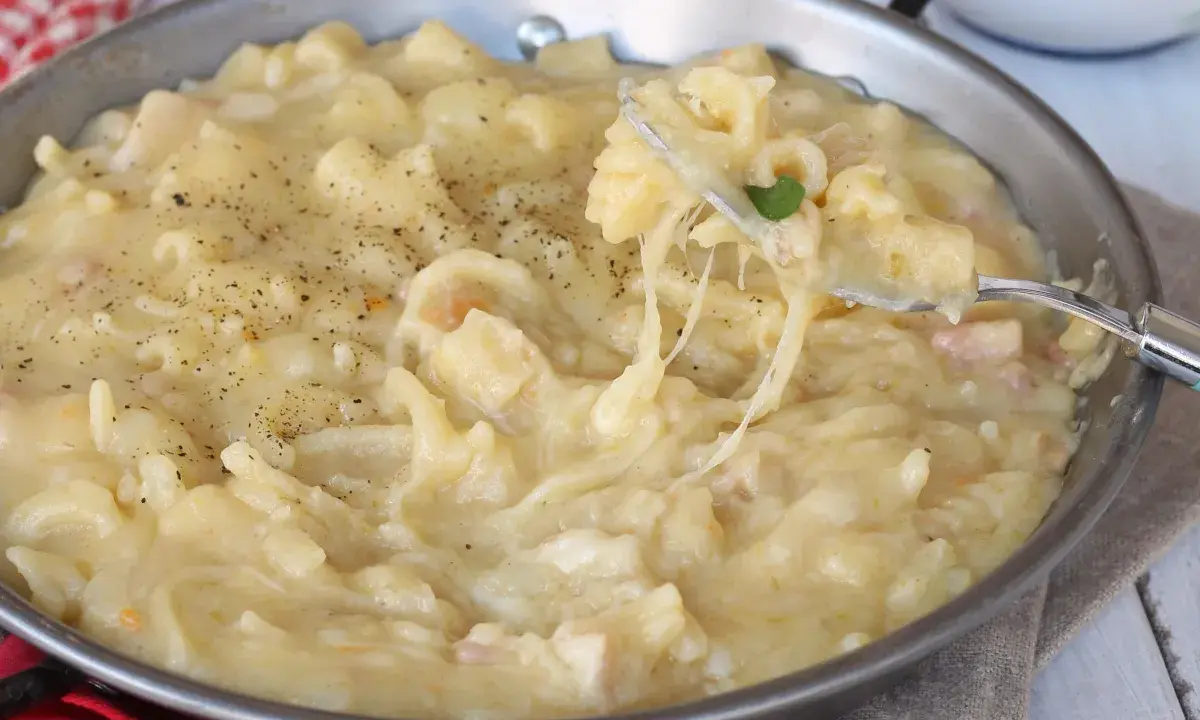 Pasta e Patate con Provola: Ricetta Cremosa Tradizionale Napoletana
