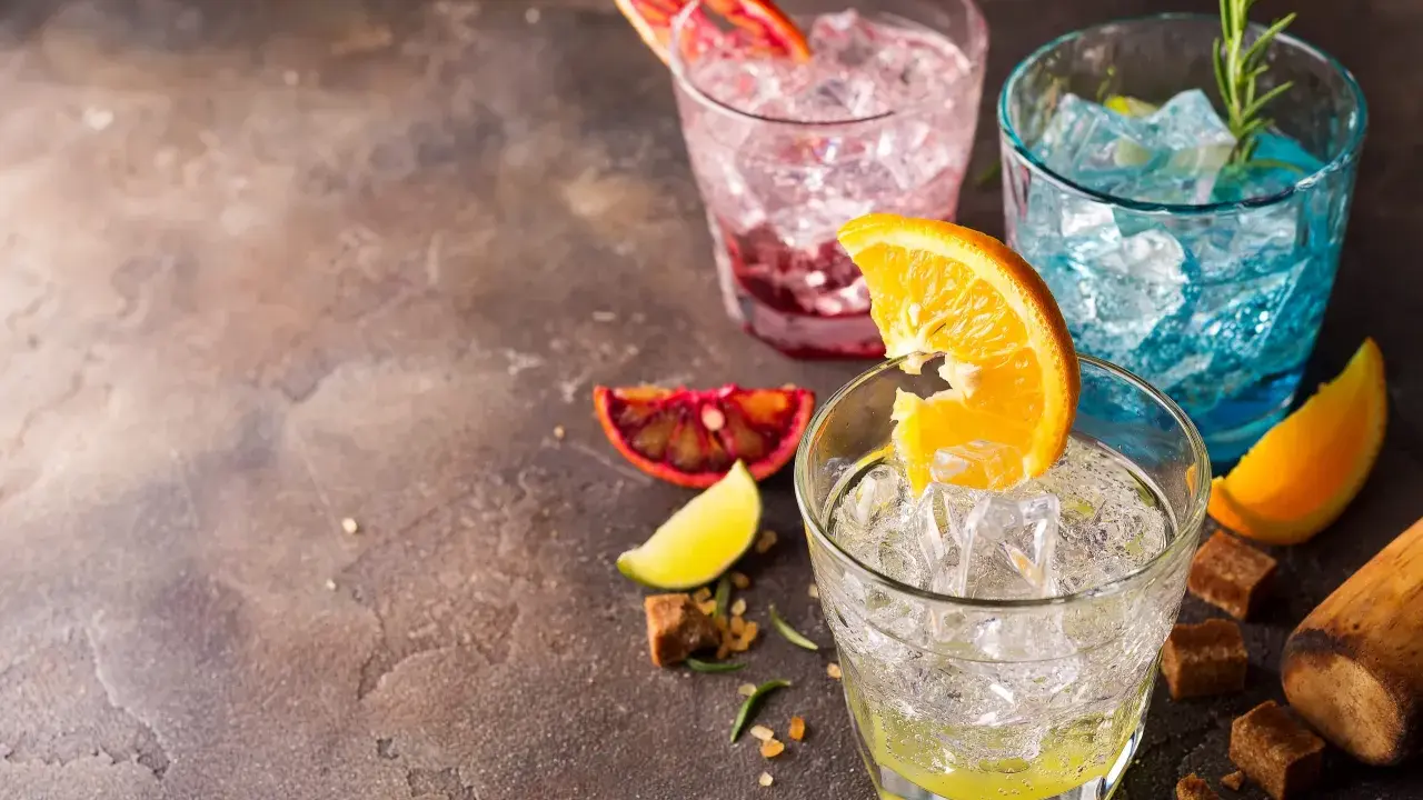Drinki w butelkach: Gotowe czy DIY? Przepisy i porady na udaną imprezę