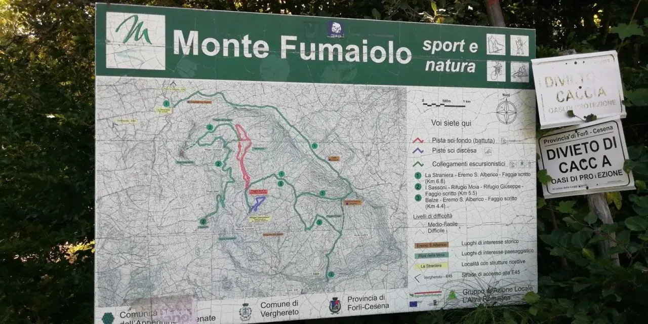 Cartina del Monte Fumaiolo con sentieri escursionistici, piste da sci e punti di interesse. Segnaletica per divieto di caccia.
