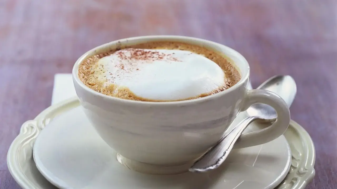 Ein cremiger Cappuccino mit viel Milchschaum. Die Frage "wie viel Espresso in Cappuccino" wird hier durch die perfekte Balance beantwortet.