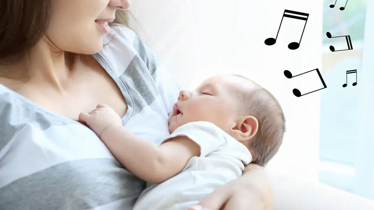 Mama śpiewa kołysankę dla dziecka, które zasypia w jej ramionach. Nutki unoszą się w powietrzu, tworząc magiczną atmosferę.