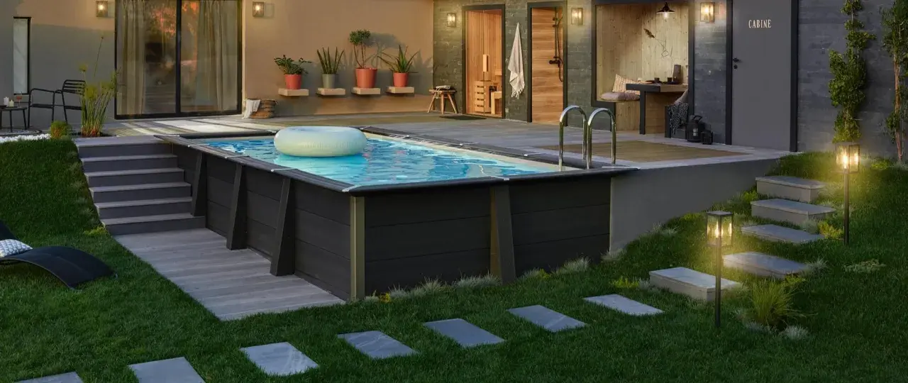 Un incantevole giardino di 50 mq con piscina, ideale per rilassarsi. La piscina, con un salvagente, è circondata da un'area pavimentata e un prato curato.