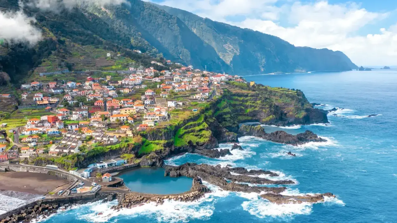 Buntes Dorf an steiler Küste Madeiras mit Terrassenfeldern und natürlichem Meerwasserpool. Tolle Madeira Info!