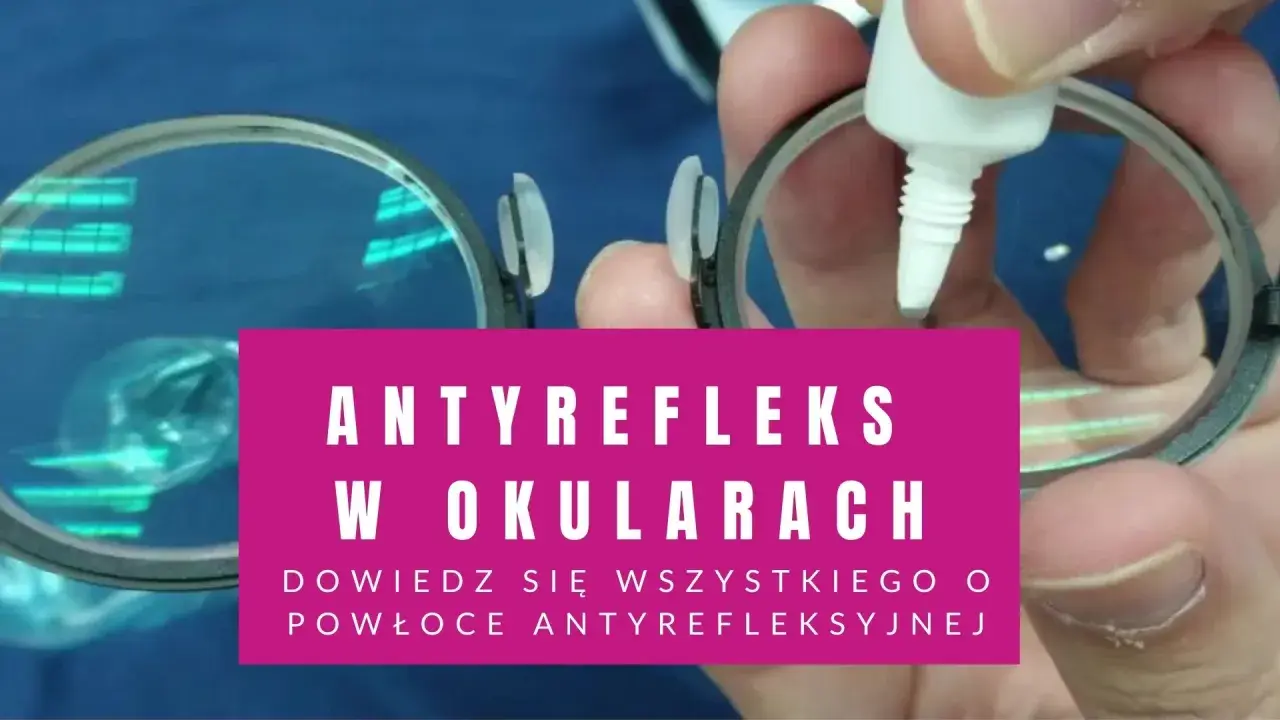 Uszkodzony antyrefleks w okularach. Kropelka płynu na soczewce, która powinna chronić przed odblaskami.