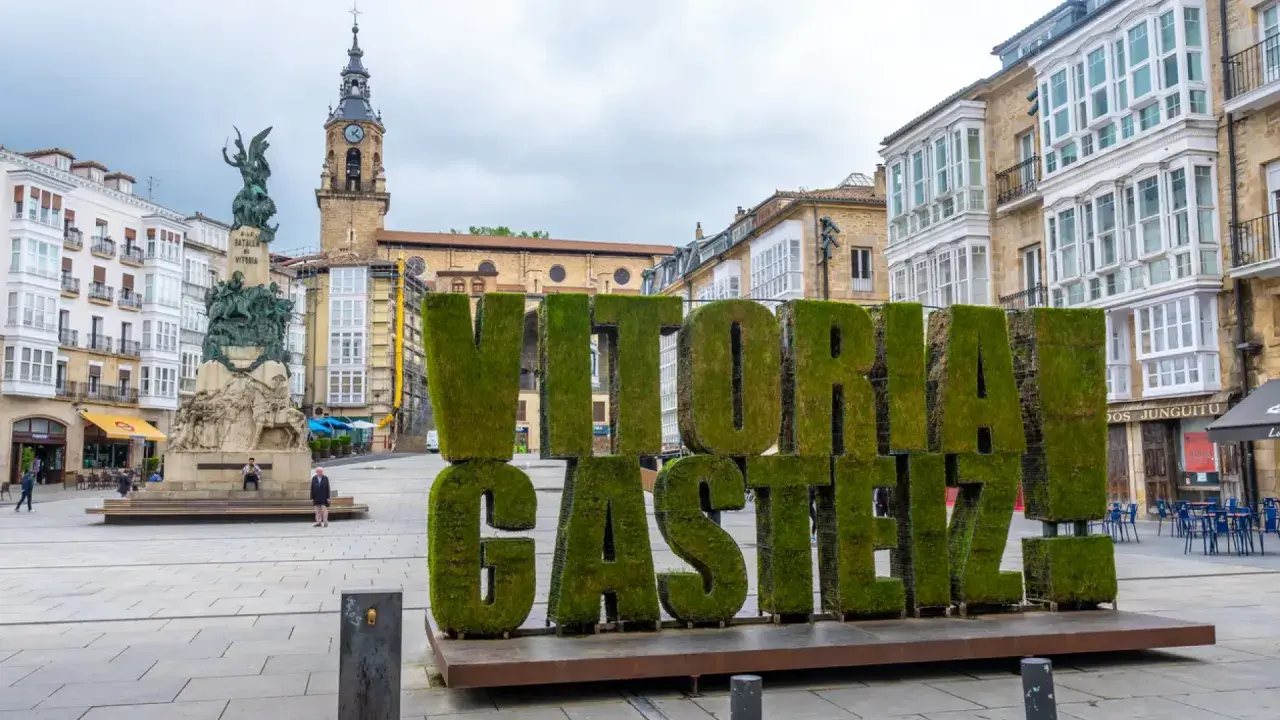 Letras gigantes cubiertas de musgo en Vitoria-Gasteiz, un punto de partida ideal para descubrir pueblos bonitos cerca de Vitoria.