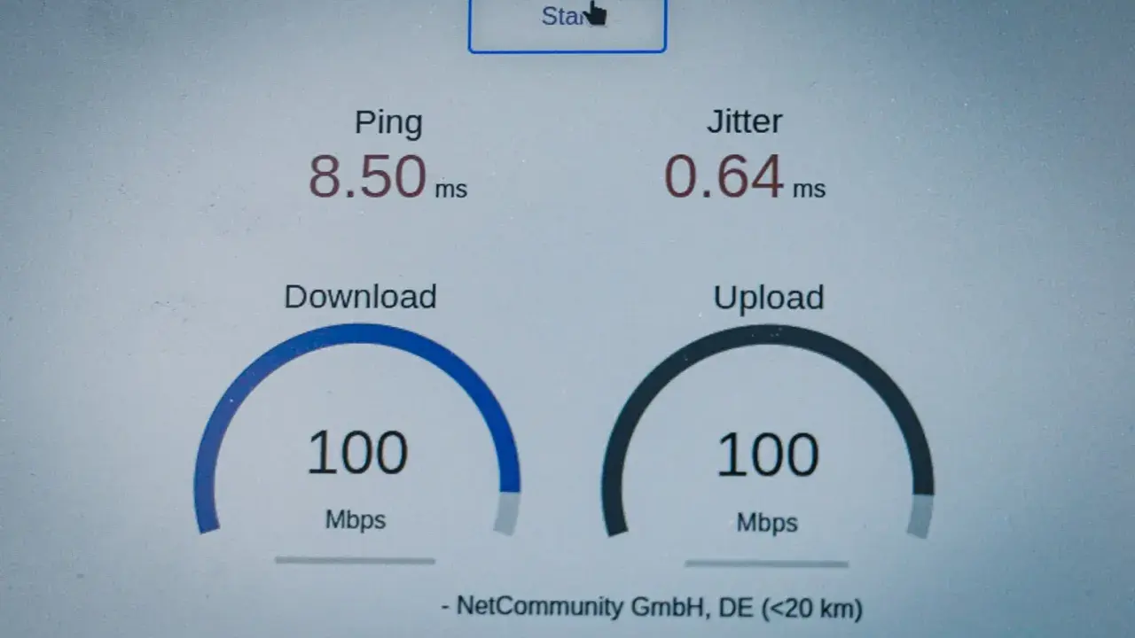 Speedtest zeigt 100 Mbps Download/Upload, Ping 8.50 ms. So schnell ist schnelles Internet!
