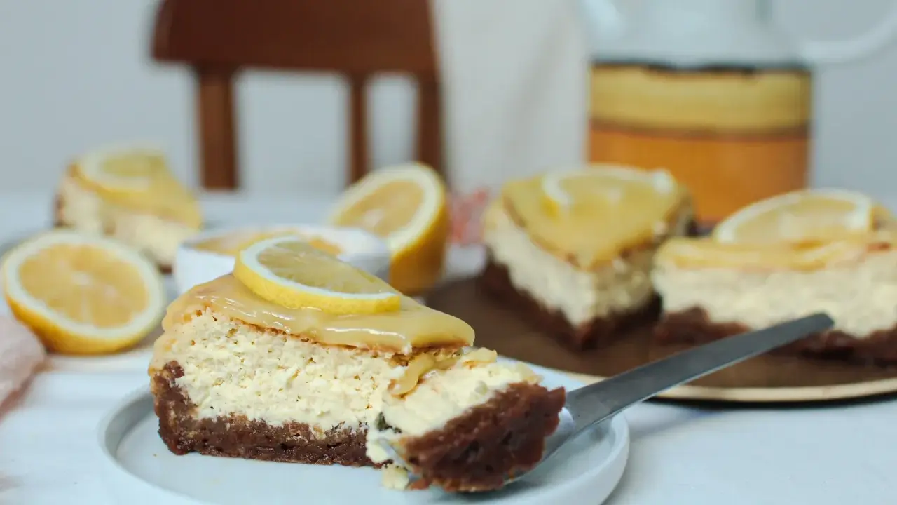Tranches de cheesecake au citron, garnies d'une tranche de citron frais. Parfait pour une recette coulis de citron pour cheesecake.