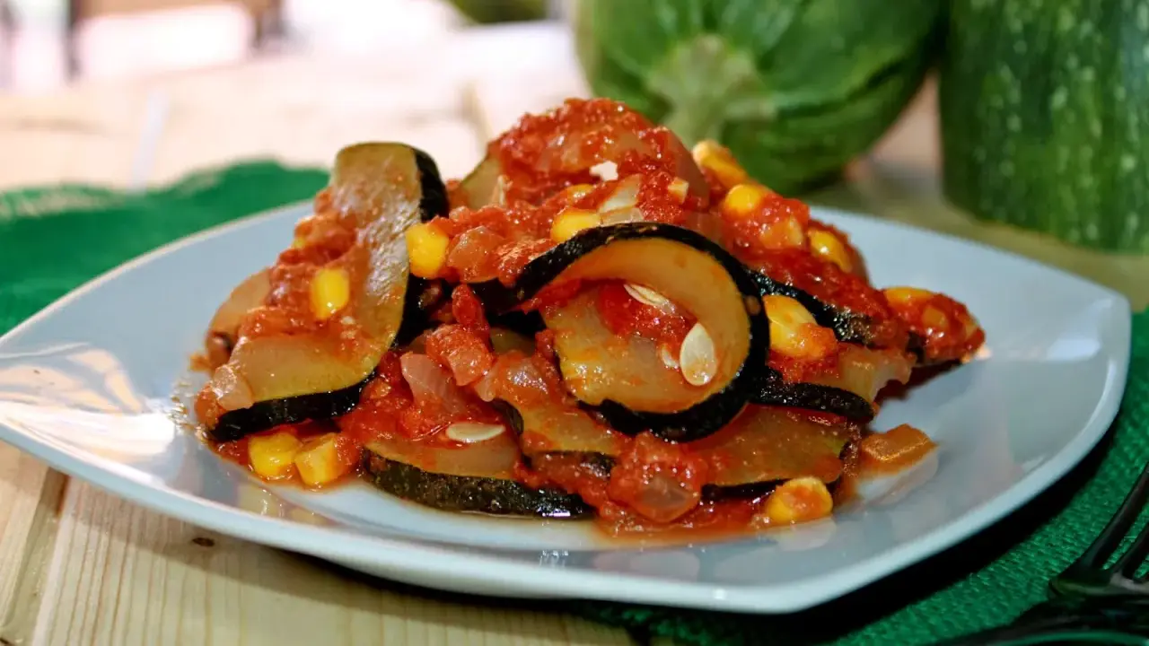 Calabacín con tomate y maíz, un plato casero lleno de sabor.