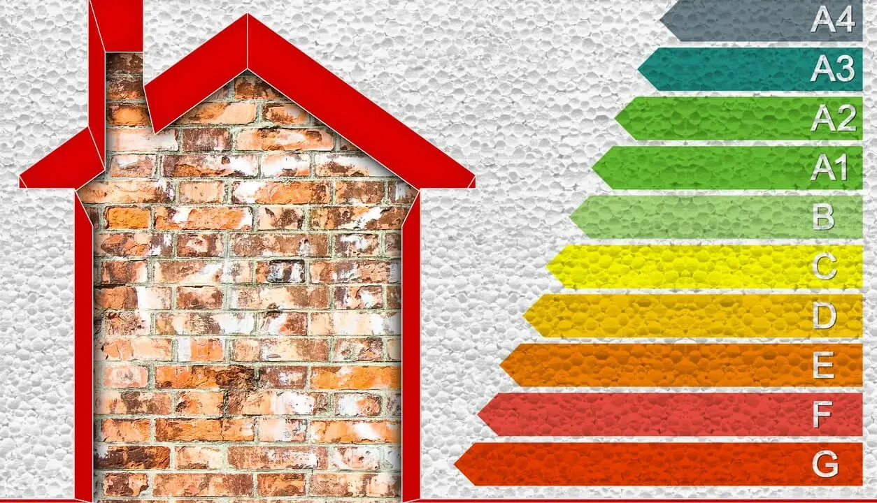 Maison avec un mur de briques apparentes, symbolisant un diagnostic de performance énergétique (DPE) de classe G, le plus bas.