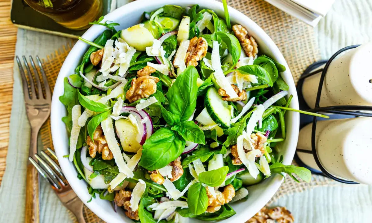 Frischer Salat mit Walnüssen und Parmesan – perfekt für das leichte **Essen bei Hitze**.