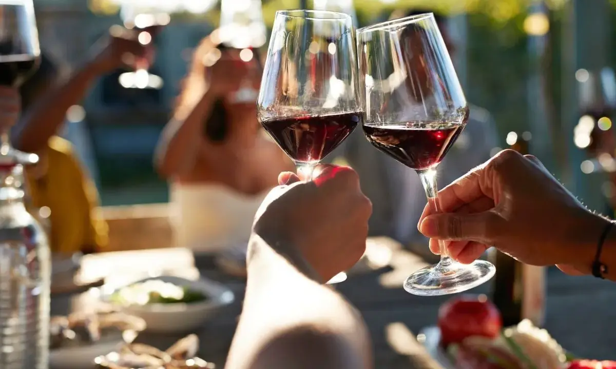 Wino na wesele: Ile butelek kupić? Gotowe kalkulacje krok po kroku