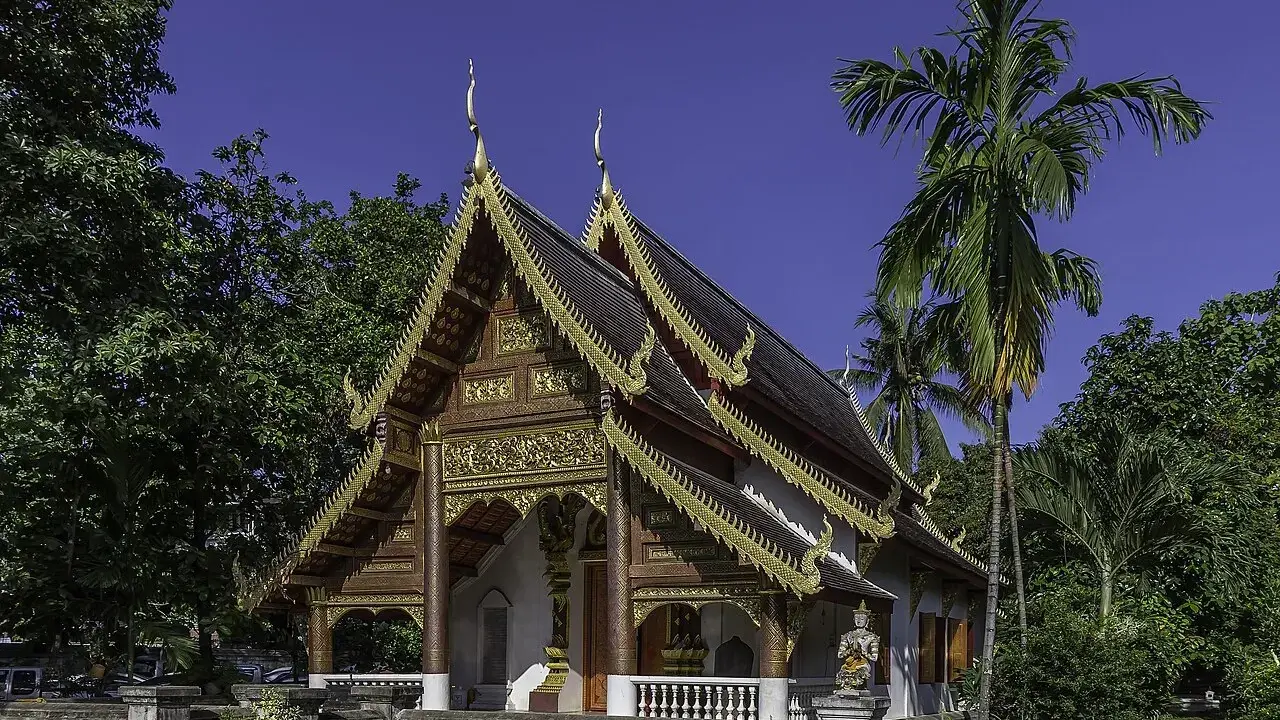 Złocone zdobienia świątyni w Chiang Mai, otoczonej bujną zielenią, to jedna z pięknych atrakcji miasta.