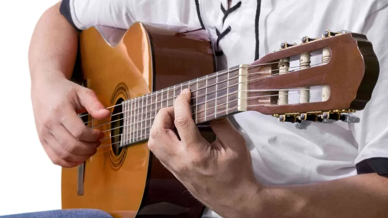 Akordy na gitarze dla początkujących: Zagraj pierwszą piosenkę!