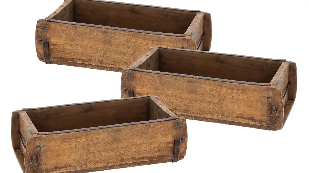Tres cajas de madera rústicas, perfectas para ideas de como decorar cajas de madera estilo vintage.