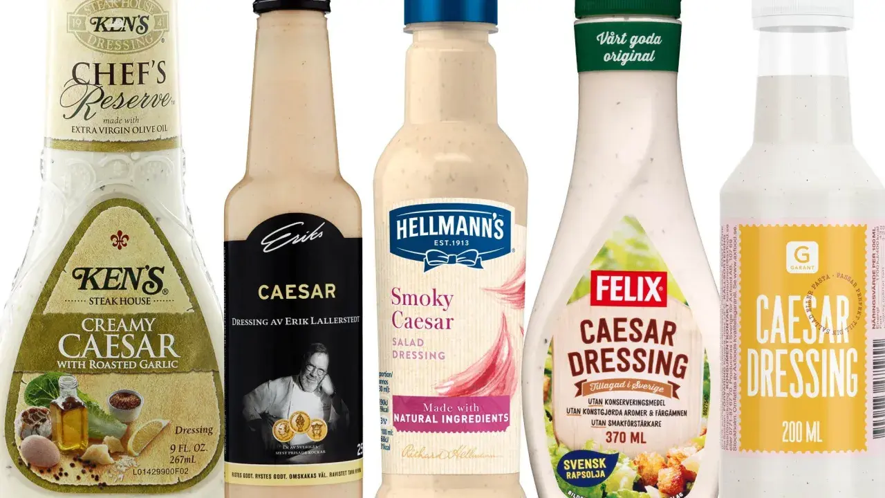 Flera flaskor med caesarsallad dressing, inklusive Ken's, Hellmann's och Felix.