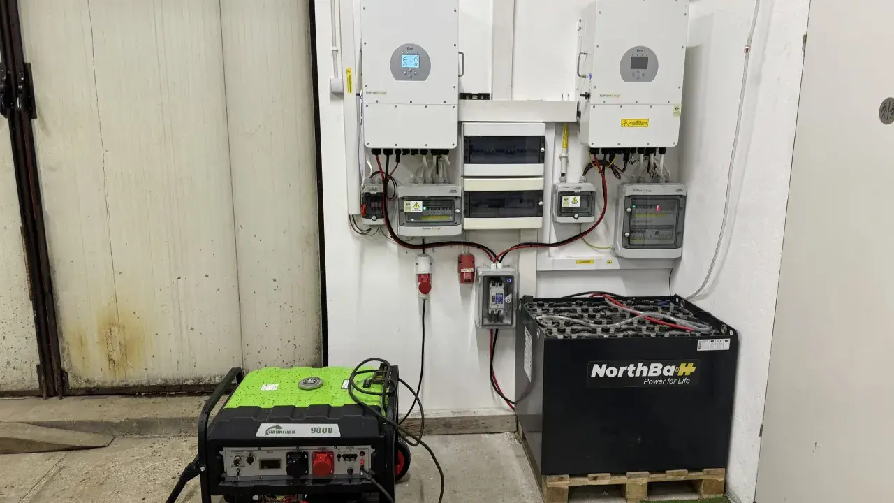 Instalacja do magazynowania energii: falowniki, skrzynka z bezpiecznikami, agregat prądotwórczy i akumulatory. Dowiedz się, jak podłączyć magazyn energii.