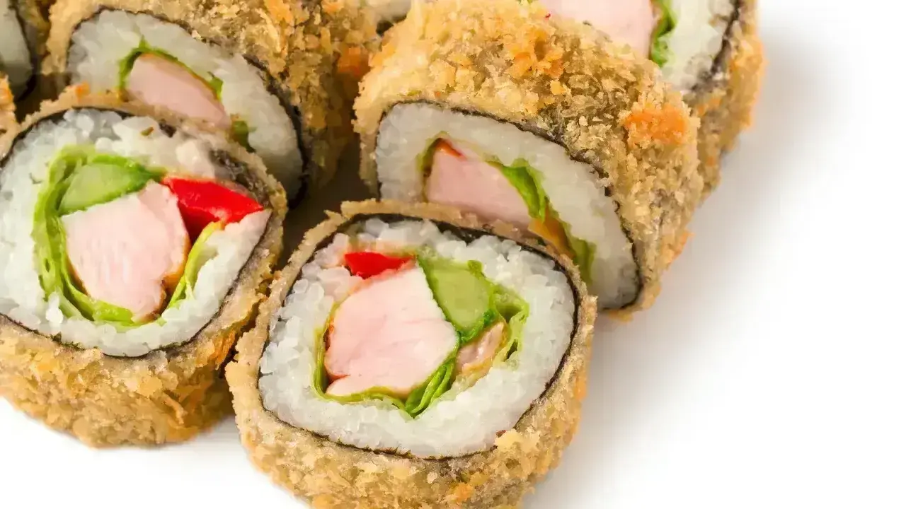Chrupiące rolki sushi z kurczakiem, sałatą, ogórkiem i czerwoną papryką.
