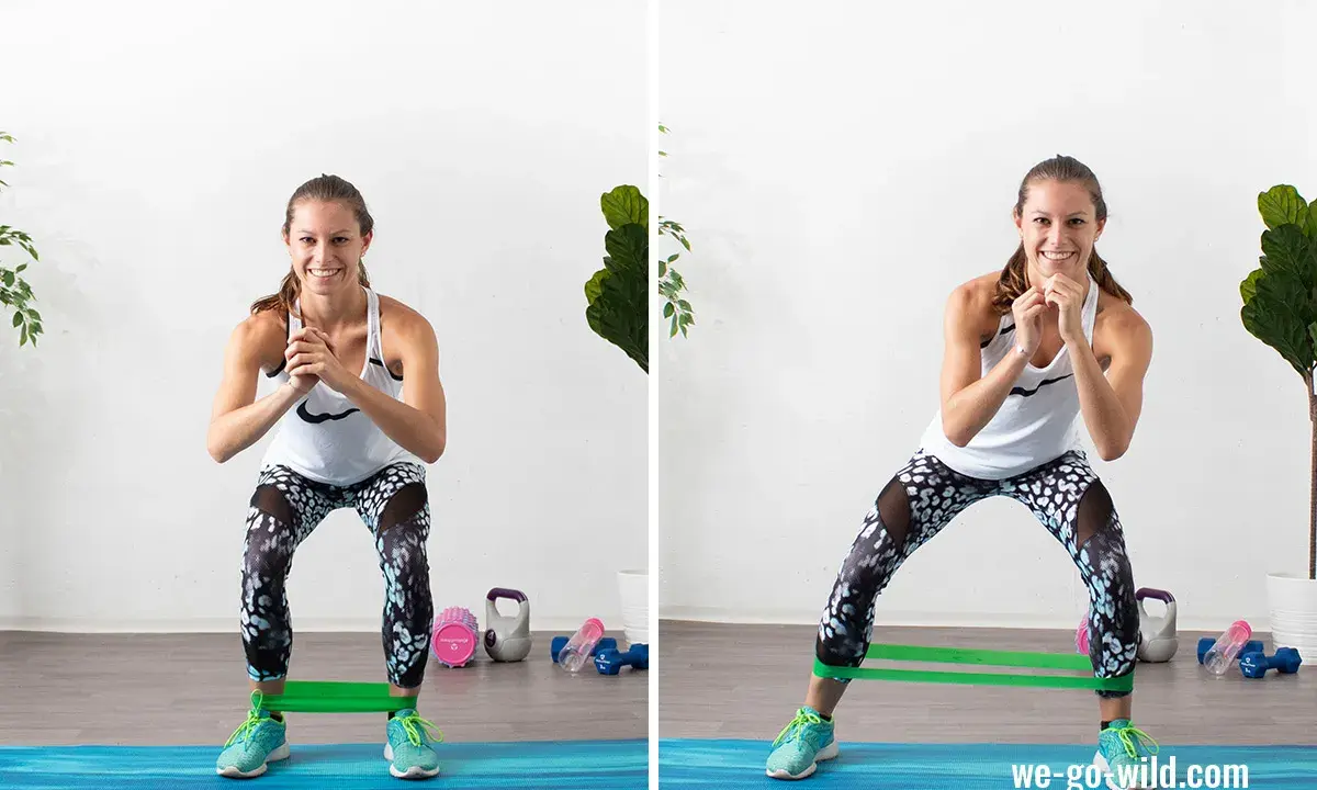 Frau trainiert den gluteus minimus mit einem Widerstandsband. Sie macht seitliche Ausfallschritte, um ihre Gesäßmuskeln zu stärken.