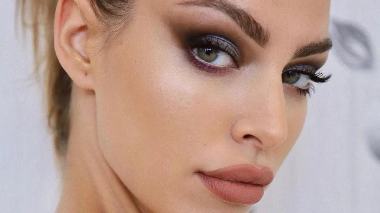 Tutorial de como pintarse los ojos para que se vean mas grandes con ahumado oscuro y labios nude.