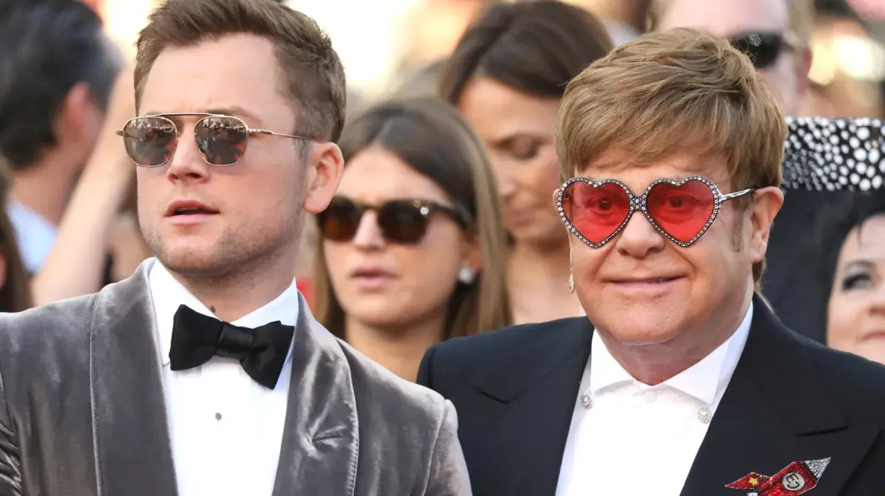 Taron Egerton och Elton John, som spelar rollistan i Rocketman, poserar på röda mattan. Elton bär sina ikoniska hjärtformade glasögon.