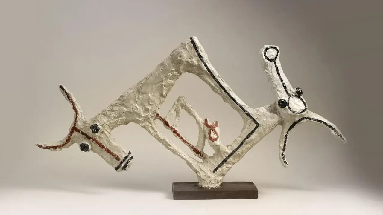Sculpture abstraite en plâtre blanc, style Jean Lambert Rucki, représentant deux têtes d'animaux stylisées reliées par des formes géométriques.