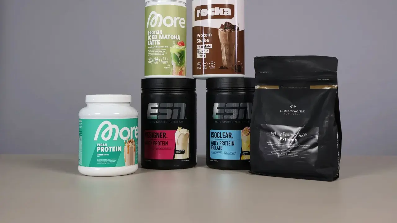 Verschiedene Proteinpulver: veganes Protein, Whey Protein Isolate und mehr. Der Unterschied zwischen Whey Protein und normalem Protein liegt in der Herkunft und Verdaulichkeit.