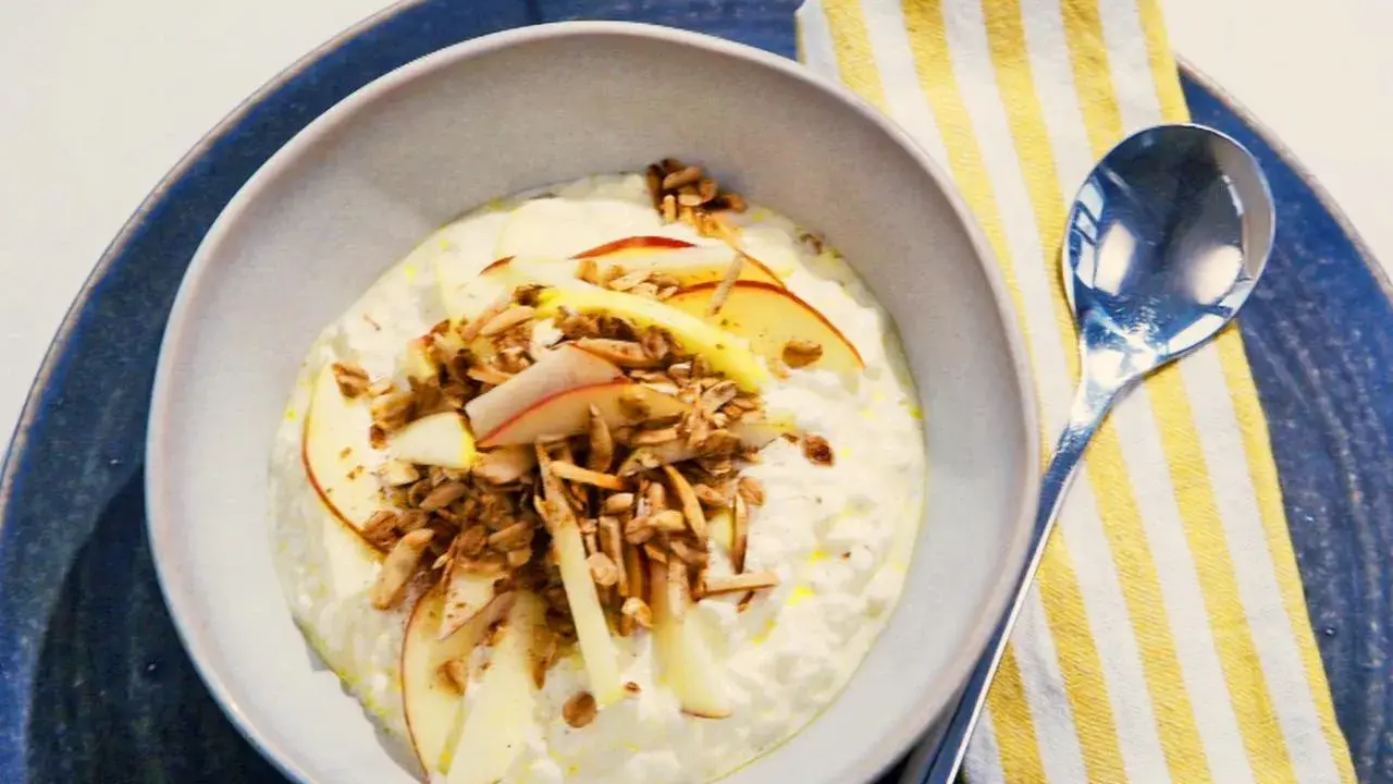 Schüssel mit cremigem Skyr, garniert mit Apfelscheiben und Granola. Perfekt für gesunde Skyr Rezepte.