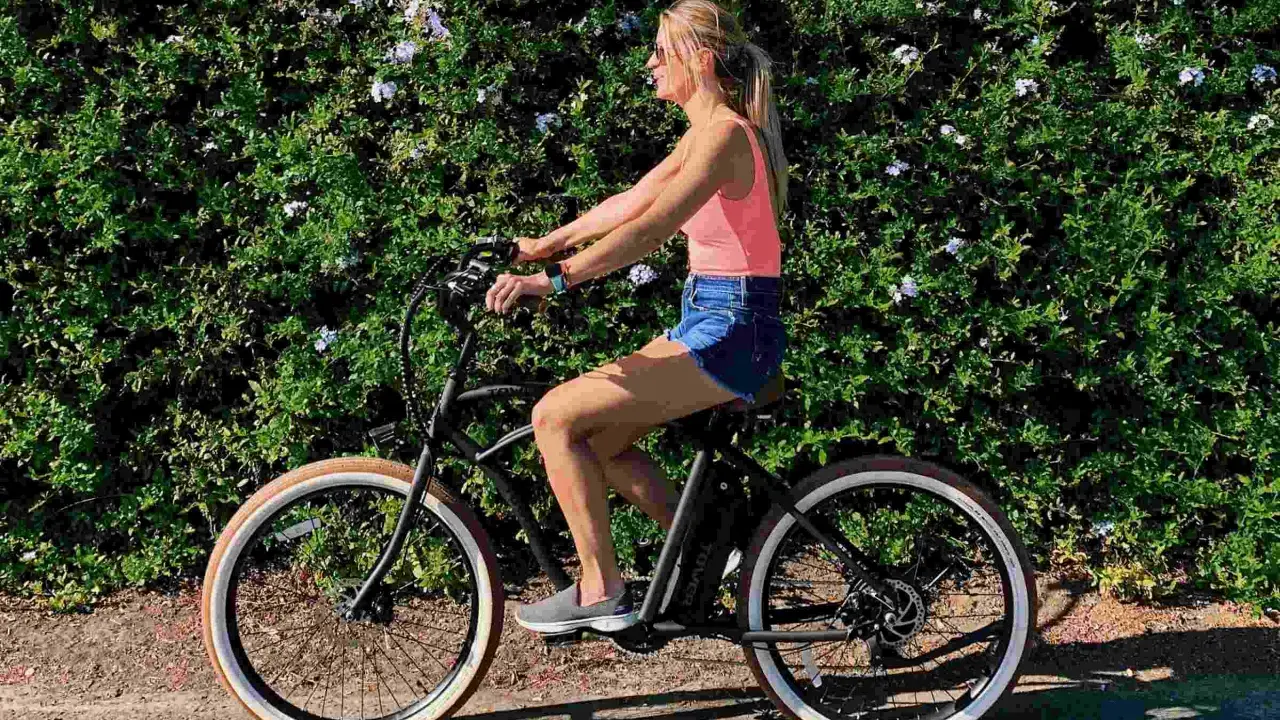 Kobieta na rowerze elektrycznym. Zastanawiasz się, ile waży rower elektryczny? Ten model jest lekki i zwinny.