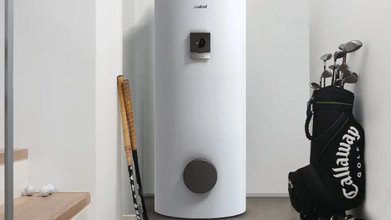 Ein moderner weißer warmwasserspeicher testet seine Leistung neben Golfschlägern und Bällen.