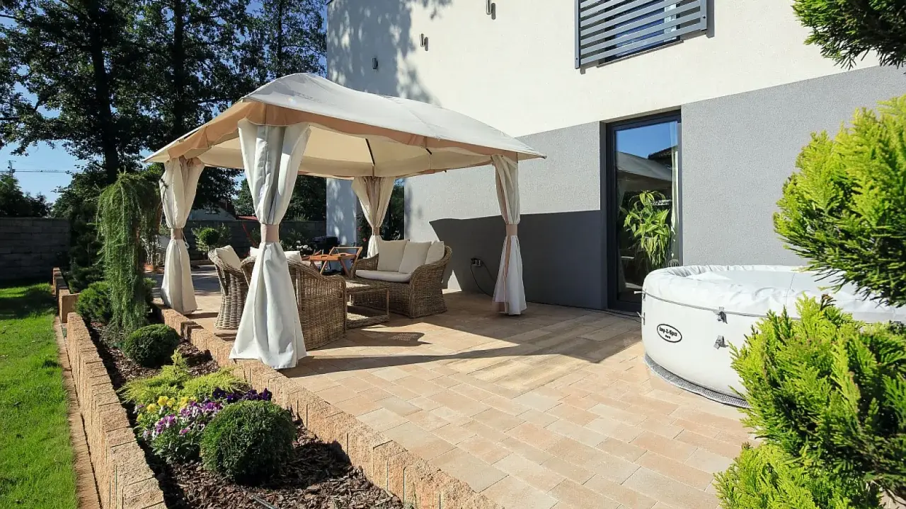 Relaks w ogrodzie: altana z meblami, jacuzzi i kwitnące rabaty. Wspaniałe ogród inspiracje.