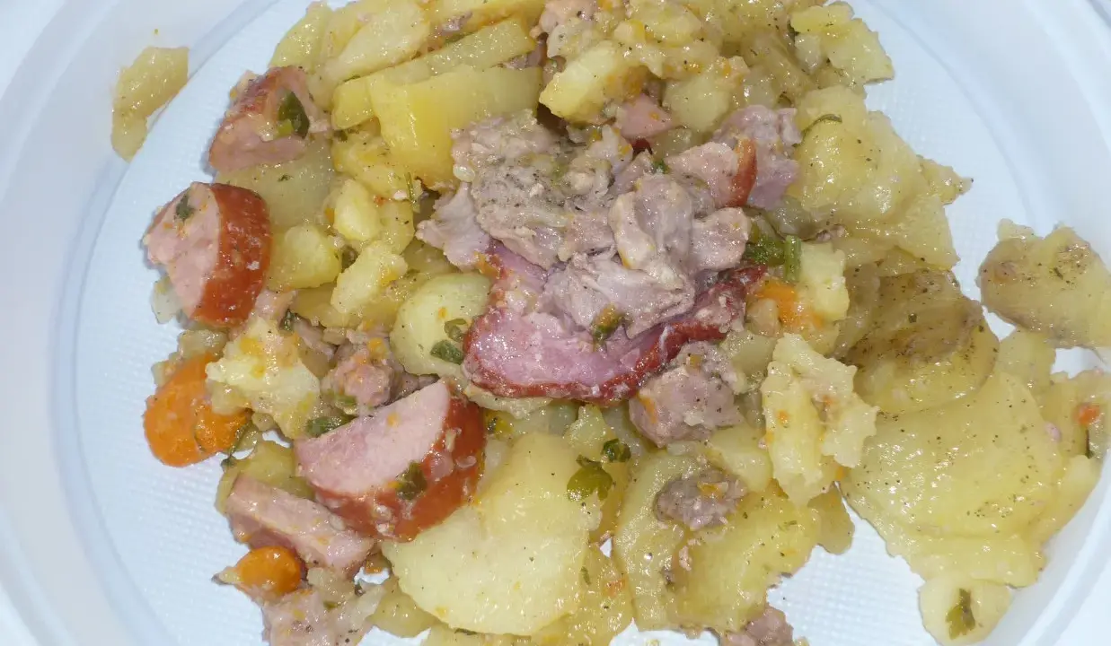 Tradycyjny kociołek z ziemniakami, kiełbasą i mięsem. Pyszny przepis na sycące danie.