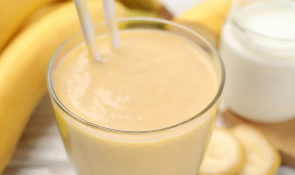 Pyszny bananowy shake proteinowy gotowy! Idealny przepis na szybkie śniadanie lub regenerację po treningu.