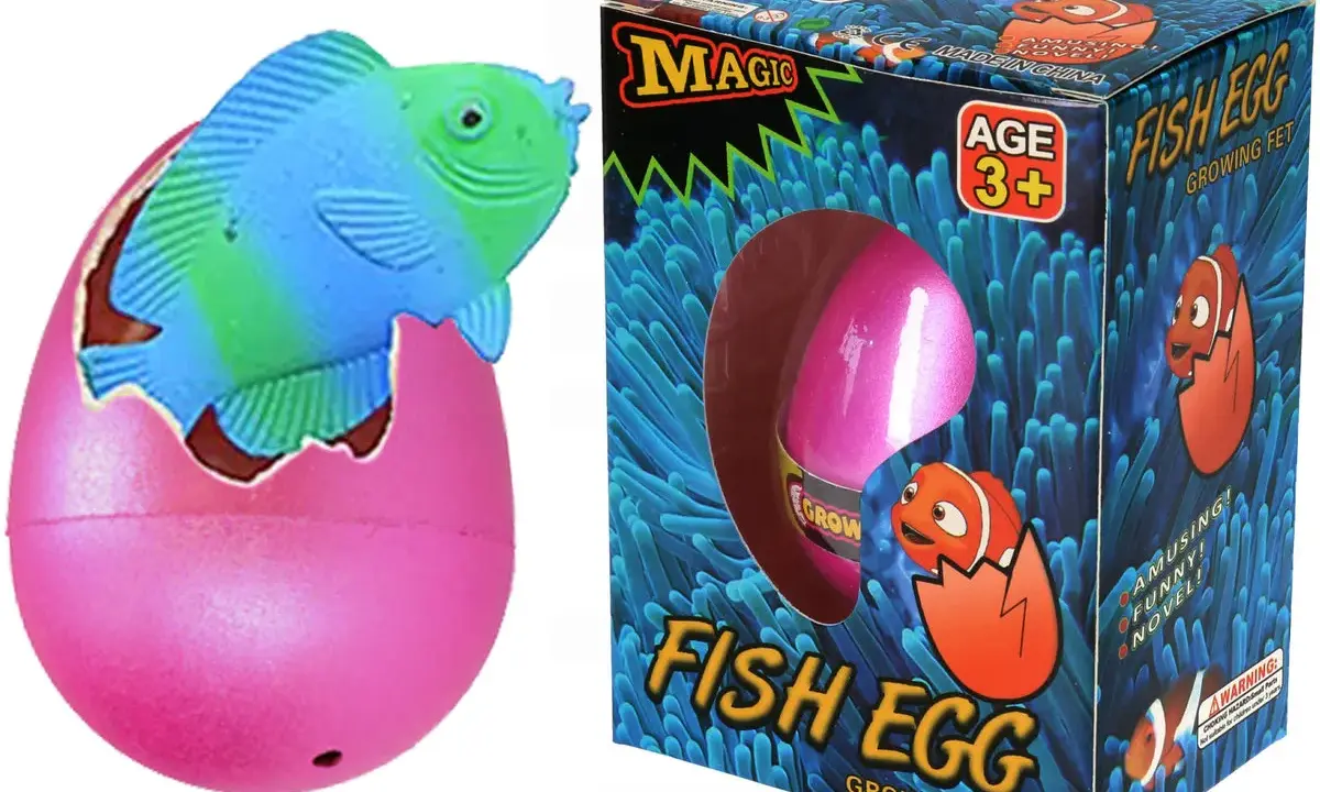 Różowe jajko z wykluwającą się rybką i pudełko zabawki "Fish Egg".