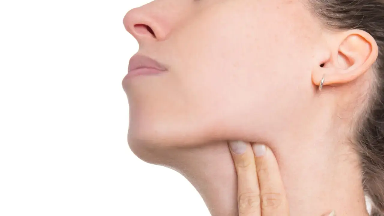 Donna si tocca il collo, preoccupata per possibili linfonodi tumore.