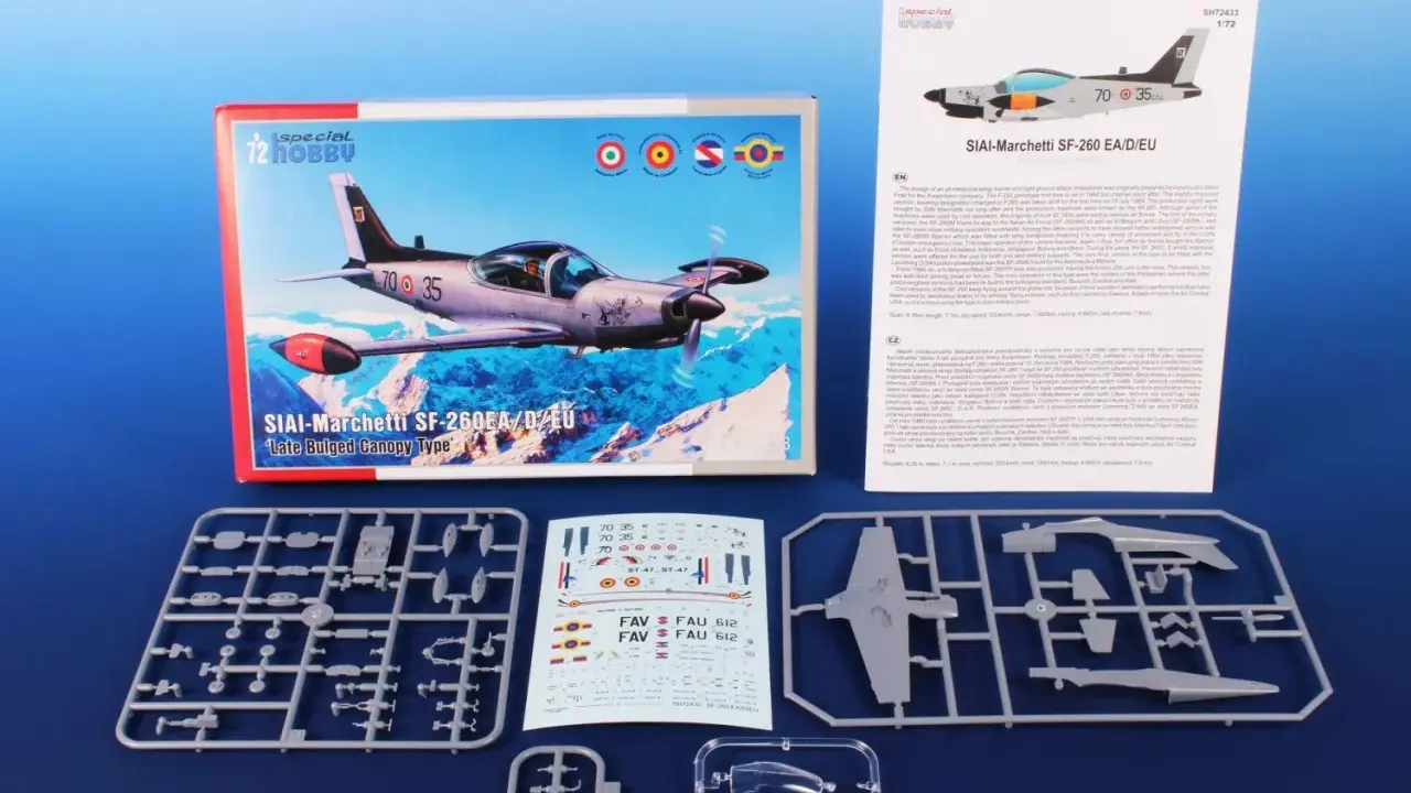 Modellbausatz der SIAI-Marchetti SF-260EA/D/EU, "Late Bulged Canopy Type", mit allen Teilen und Abziehbildern.