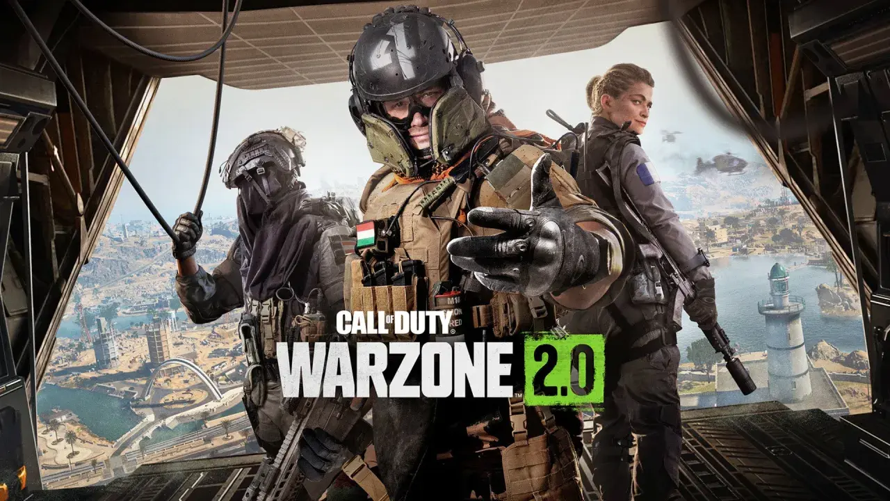Trzech żołnierzy w pełnym rynsztunku, gotowych do akcji w **Warzone 2.0**. Widok z helikoptera na miasto i morze.