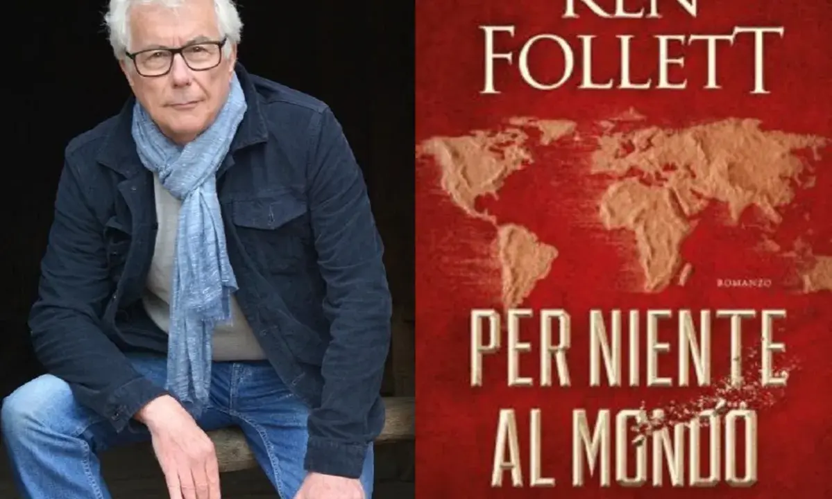 Ken Follett, autore di "Per niente al mondo", con la copertina del suo romanzo che mostra una mappa del mondo.