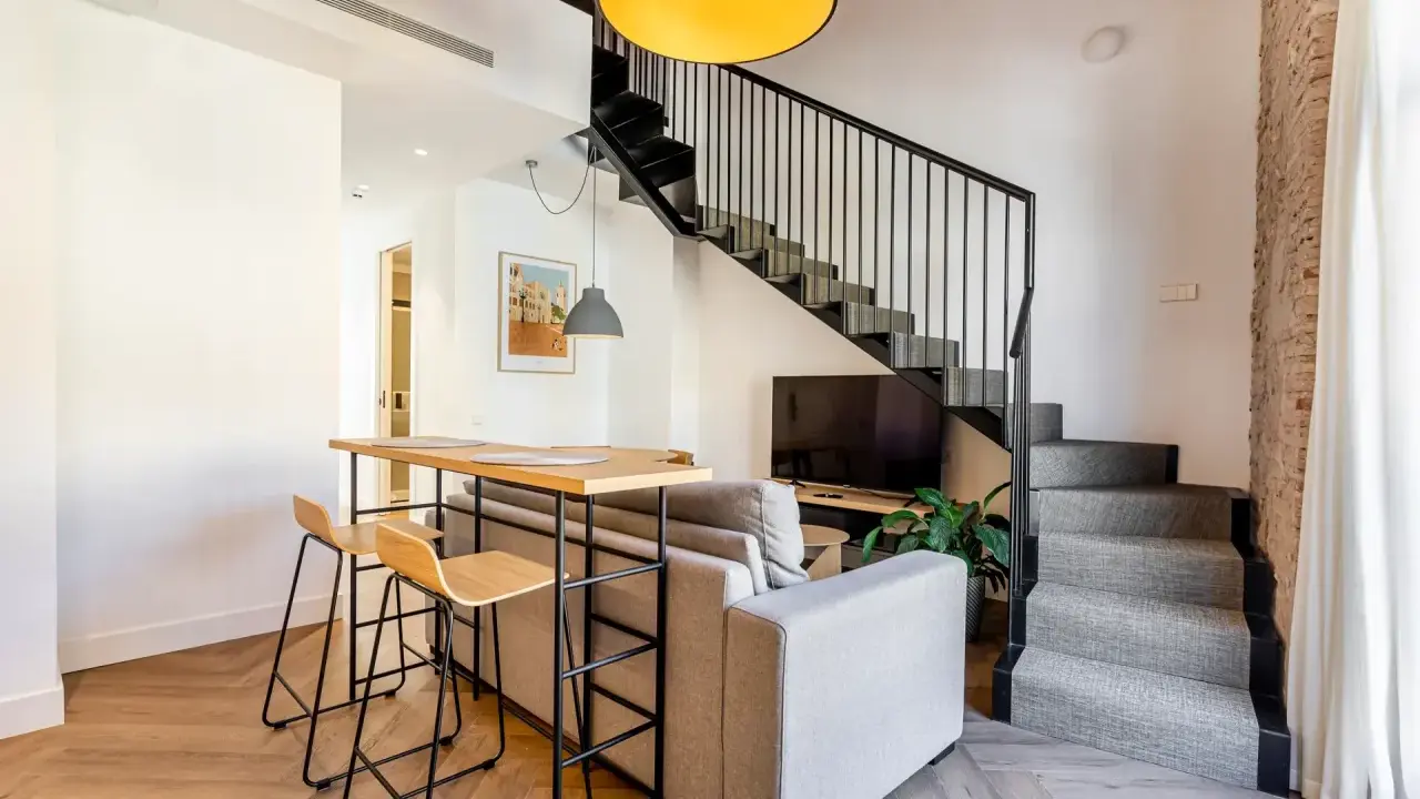 Noclegi w Polsce: Jak rezerwować taniej? Booking, Airbnb, Direct