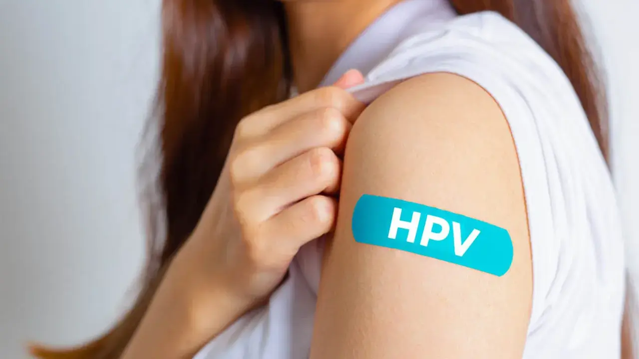 Ramię z plastrem z napisem HPV. Po szczepieniu mam HPV, co z seksem? Bezpieczeństwo przede wszystkim.