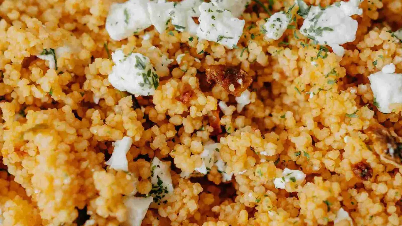 Couscous aux morceaux de feta et herbes. La différence semoule et couscous est subtile, mais ici, le couscous est prêt à être dégusté.